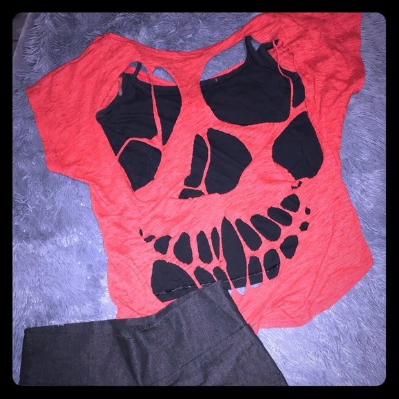 ☠️oversized woman’s red skull cut out shirt 💀 - Picture 1 of 5